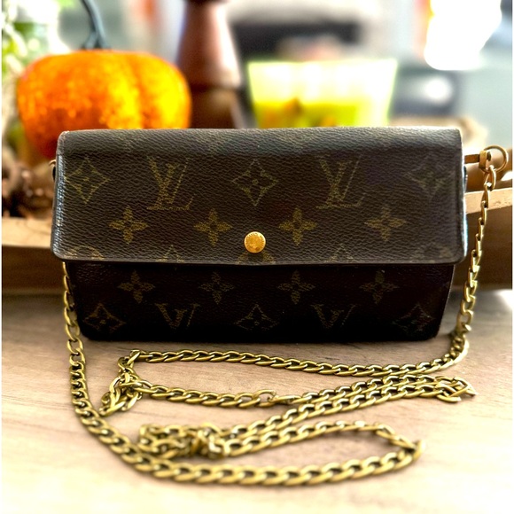 Louis Vuitton Handbags - Louis Vuitton Monogram Portefeiulle
Sarah Long Bifold Wallet & converter
